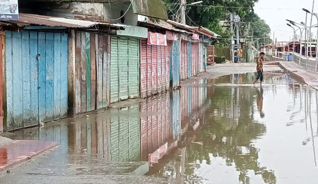 সুনামগঞ্জে পানি কমলেও কমেনি দুর্ভোগ