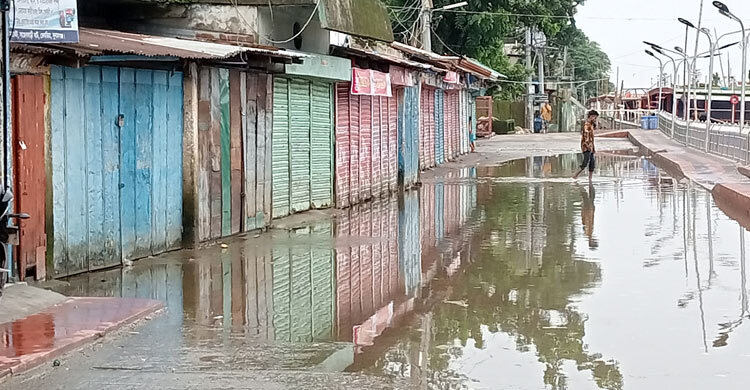 সুনামগঞ্জে পানি কমলেও কমেনি দুর্ভোগ