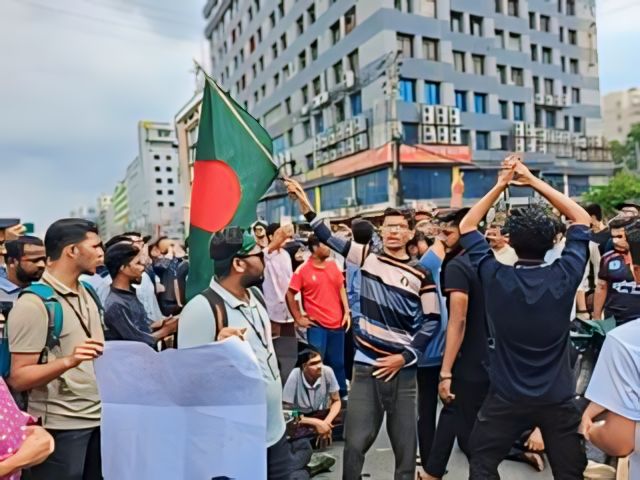 উত্তরার হাউজবিল্ডিং থেকে রাজলক্ষ্মী পর্যন্ত শিক্ষার্থীদের অবরোধ ও বিক্ষোভ