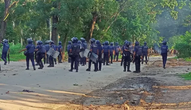 জাহাঙ্গীরনগরে পুলিশ শিক্ষার্থী সংঘর্ষ চলছে