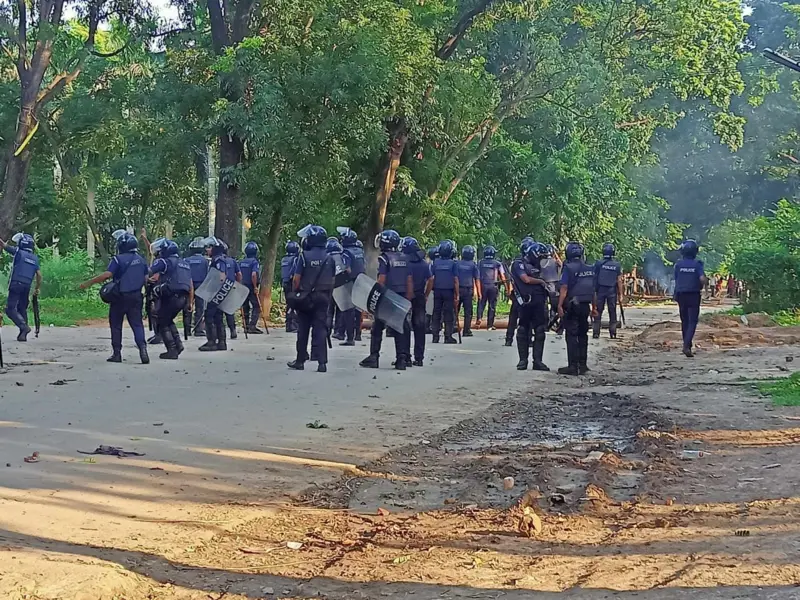 জাহাঙ্গীরনগরে পুলিশ শিক্ষার্থী সংঘর্ষ চলছে