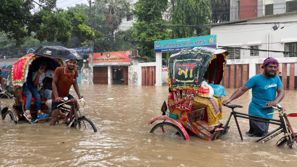 পানির নিচে নিউমার্কেট, কয়েক কোটি টাকার ক্ষতির মুখে ব্যবসায়ীরা