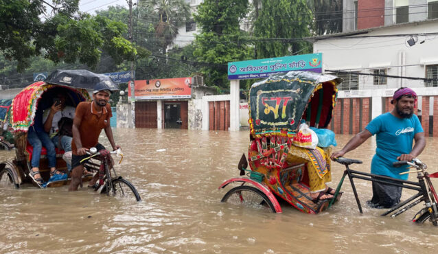 পানির নিচে নিউমার্কেট, কয়েক কোটি টাকার ক্ষতির মুখে ব্যবসায়ীরা