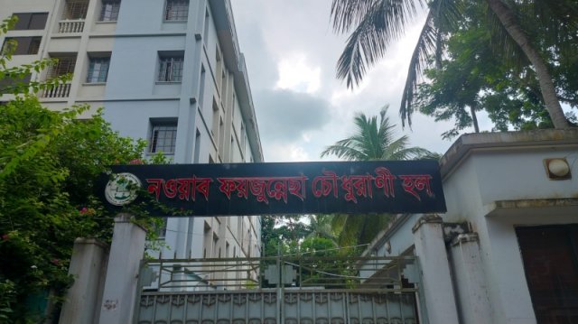 রুমে রুমে কর্মচারী পাঠিয়ে ছাত্রীদের হল ছাড়তে বলাচ্ছেন প্রভোস্ট