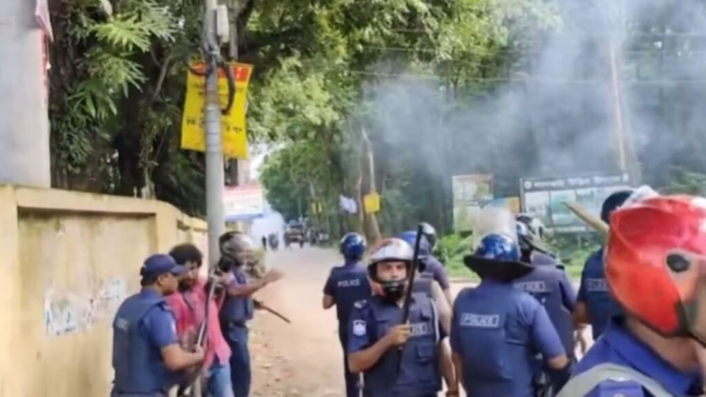 কুমিল্লা বিশ্ববিদ্যালয়ে শিক্ষার্থীদের সঙ্গে পুলিশের সংঘর্ষ