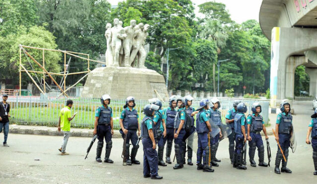 মিছিল নিয়ে শাহবাগ থানায় শিক্ষকরা, ছাড়িয়ে নিলেন দুই শিক্ষার্থীকে