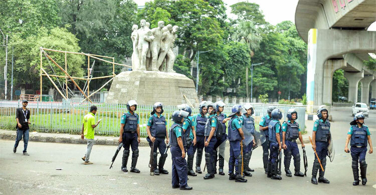 মিছিল নিয়ে শাহবাগ থানায় শিক্ষকরা, ছাড়িয়ে নিলেন দুই শিক্ষার্থীকে