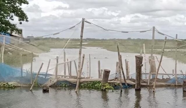 কালিয়ায় সরকারি খাল বন্ধ করে রাস্তা নির্মাণ