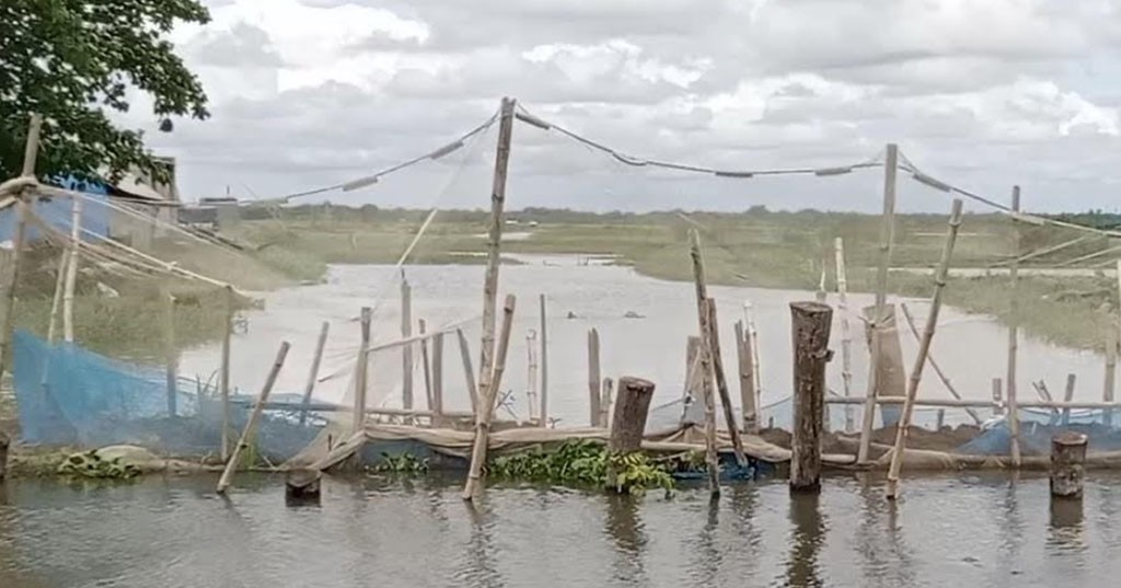 কালিয়ায় সরকারি খাল বন্ধ করে রাস্তা নির্মাণ