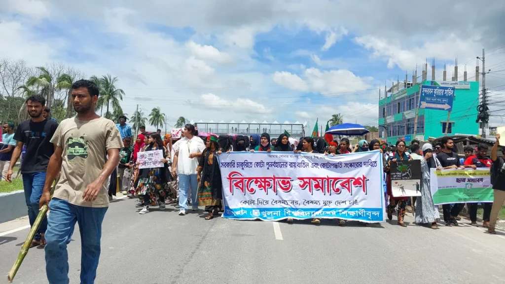 হল না ছাড়ার সিদ্ধান্ত খুবি শিক্ষার্থীদের