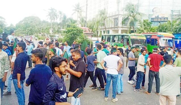 এবার ইন্টারকন্টিনেন্টাল মোড় অবরোধ ঢাবি শিক্ষার্থীদের