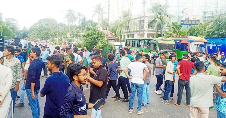 এবার ইন্টারকন্টিনেন্টাল মোড় অবরোধ ঢাবি শিক্ষার্থীদের