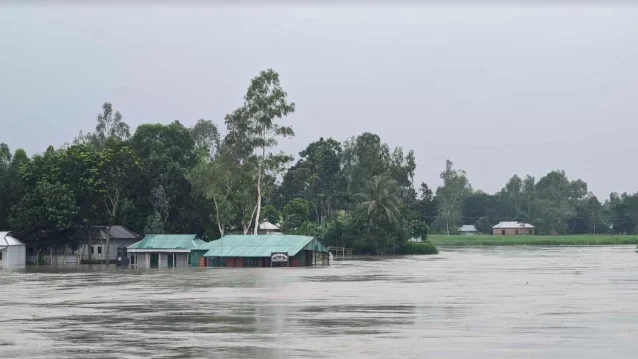 জামালপুরে লক্ষাধিক মানুষ পানিবন্দি, অপরিবর্তিত বন্যা পরিস্থিতি