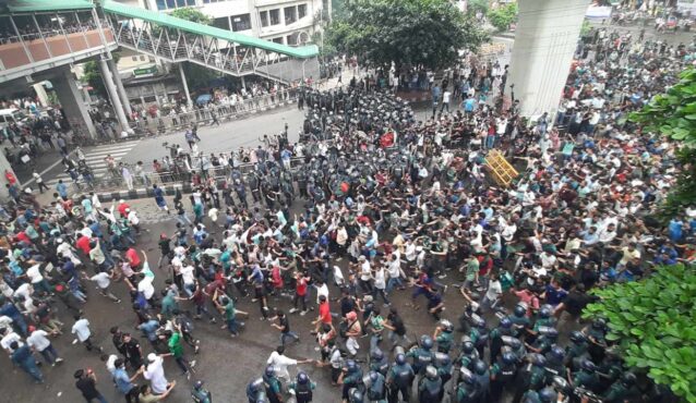 ব্যারিকেড ভেঙে শাহবাগে শিক্ষার্থীদের অবস্থান
