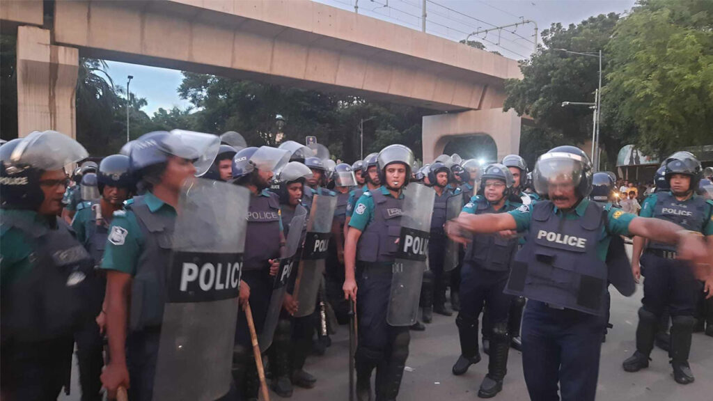 কোটাবিরোধীদের হটাতে পুলিশের অ্যাকশন শুরু, টিয়ারগ্যাস নিক্ষেপ