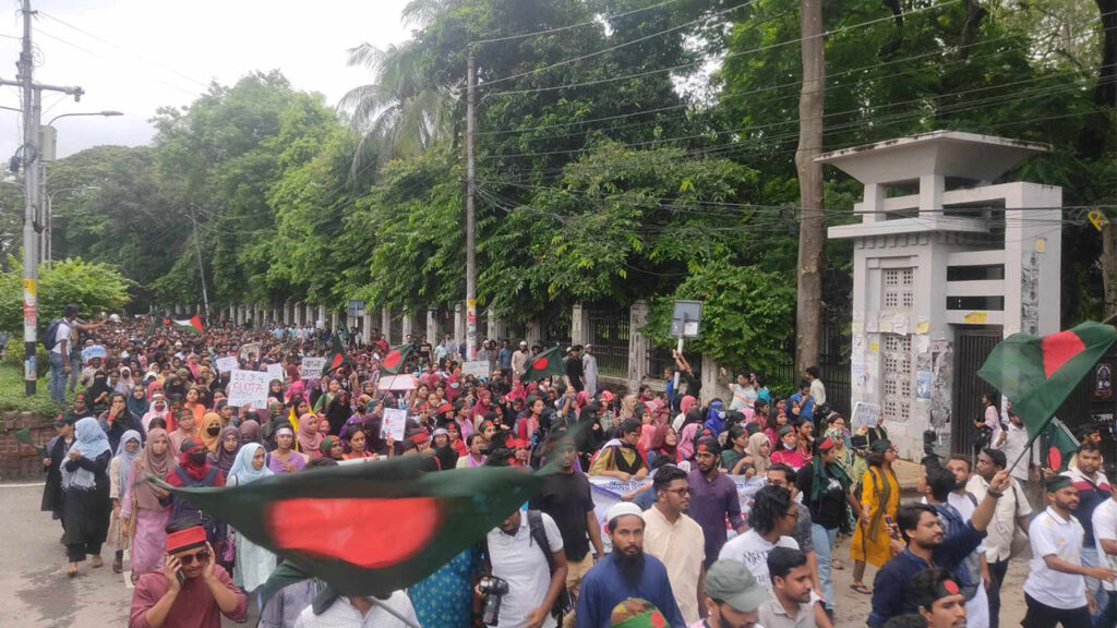 বিক্ষোভ মিছিল নিয়ে শাহবাগে ঢাবি শিক্ষার্থীরা, যান চলাচল বন্ধ