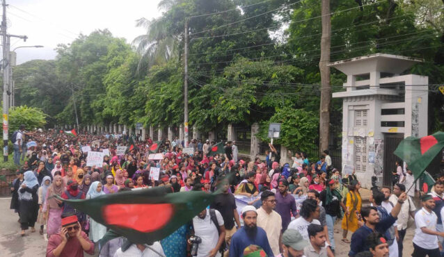 বিক্ষোভ মিছিল নিয়ে শাহবাগে ঢাবি শিক্ষার্থীরা, যান চলাচল বন্ধ