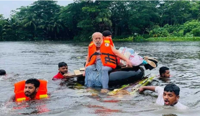 বন্যার্তদের সহায়তায় কাজ করছে রেড ক্রিসেন্ট