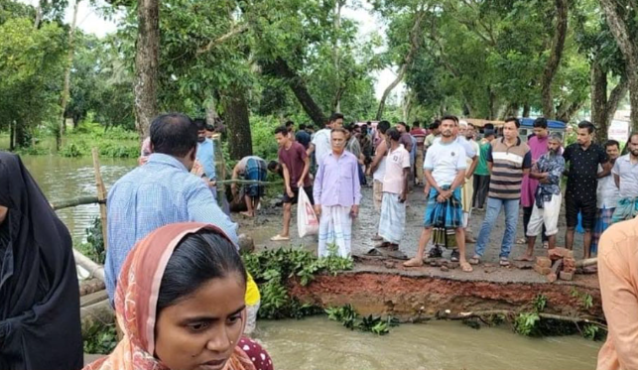 সড়ক ভেঙে কসবা-কুমিল্লা যোগাযোগ বন্ধ