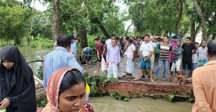 সড়ক ভেঙে কসবা-কুমিল্লা যোগাযোগ বন্ধ