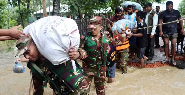 বন্যার্তদের উদ্ধারে ৬ জেলায় সশস্ত্র বাহিনীর কার্যক্রম