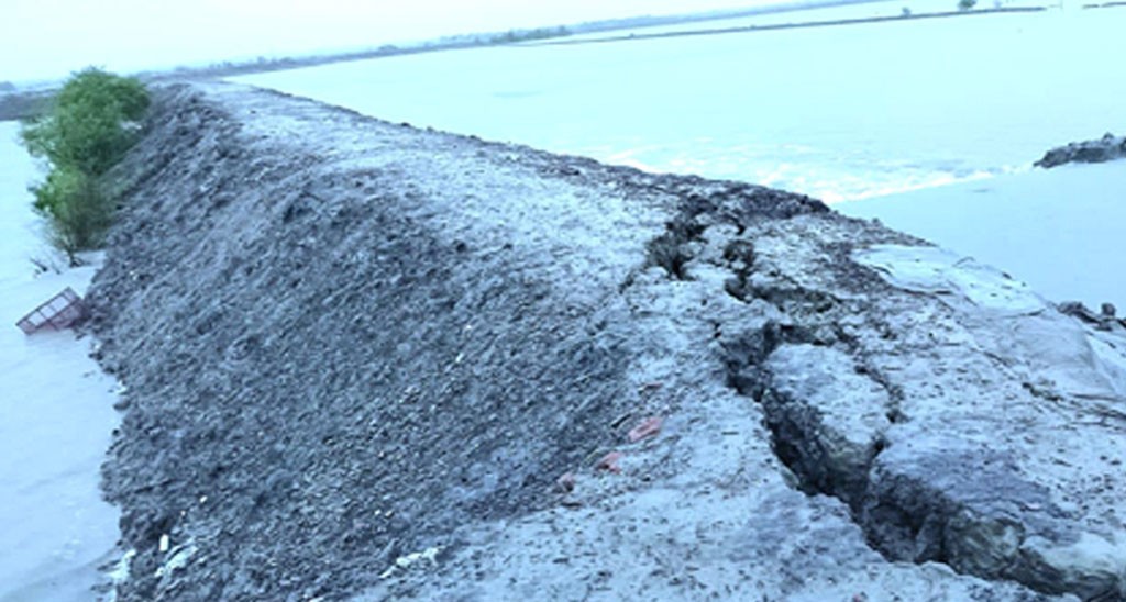 সাতক্ষীরায় কপোতাক্ষ নদের বেড়িবাঁধে ফাটল