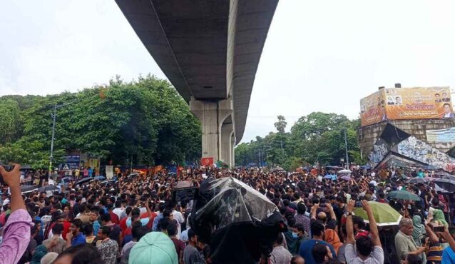 শাহবাগ অবরোধ করে শিক্ষার্থীদের বিক্ষোভ, যান চলাচল বন্ধ