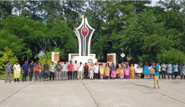 পর্দা নিয়ে হেনস্তা করায় নোবিপ্রবি শিক্ষকের বিরুদ্ধে মানববন্ধন