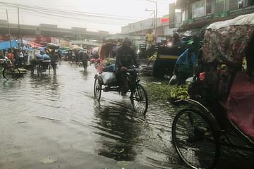 ভোরে শুরু হওয়া মুষলধারার বৃষ্টিতে ঢাকার অনেক রাস্তায় পানি