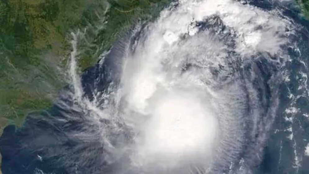 শক্তিশালী ঘূর্ণিঝড় ডানার তাণ্ডব চলবে রাত থেকে ভোর পর্যন্ত