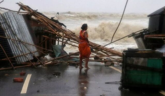 উপকূলে আঘাত হানল ঘূর্ণিঝড় ‘দানা’