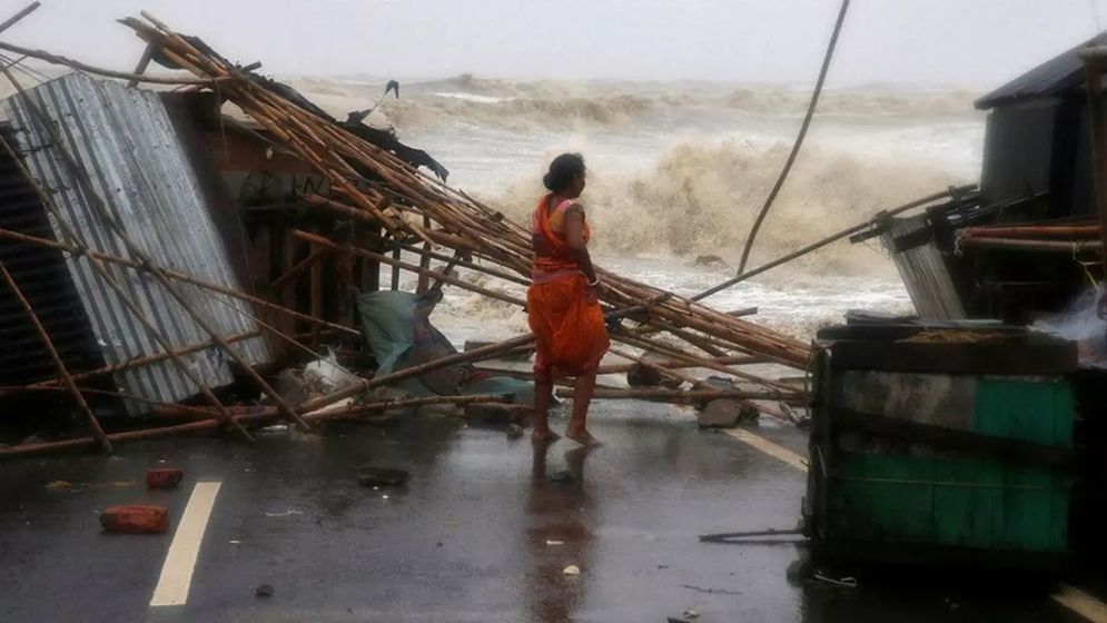 উপকূলে আঘাত হানল ঘূর্ণিঝড় ‘দানা’