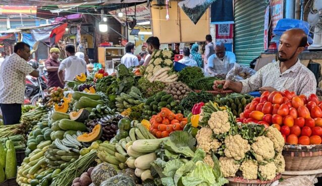 ৩০ টাকার সবজি হাতবদল হয়ে ভোক্তার ঘরে পৌঁছায় ১৫০ টাকায়