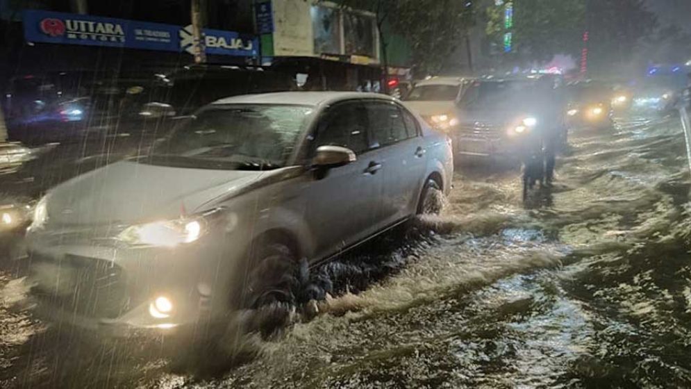 ভারী বৃষ্টিতে রাজধানীর সড়কে জলাবদ্ধতা