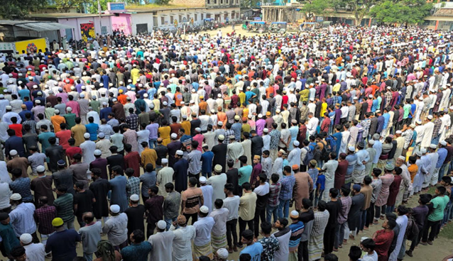 দুর্ঘটনায় নিহত তিন শিক্ষার্থীর একসঙ্গে জানাজা
