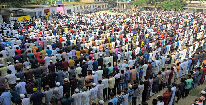 দুর্ঘটনায় নিহত তিন শিক্ষার্থীর একসঙ্গে জানাজা