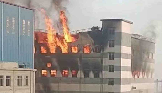 চার ঘণ্টা পর নারায়ণগঞ্জে টিস্যু গুদামের আগুন নিয়ন্ত্রণে