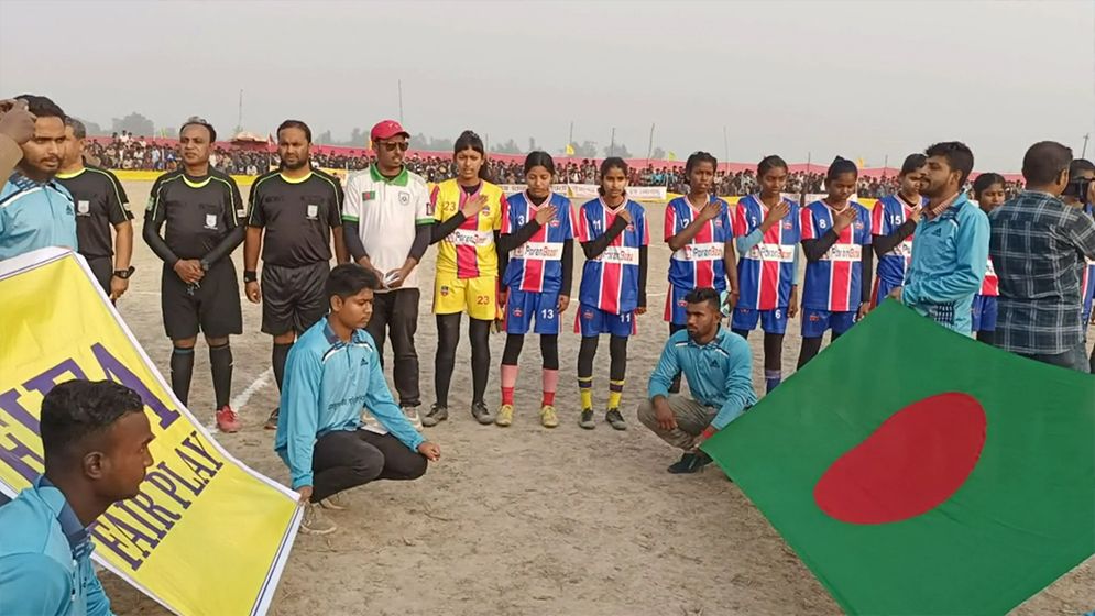 প্রধান উপদেষ্টার হস্তক্ষেপে হিলিতে হলো নারী ফুটবল ম্যাচ