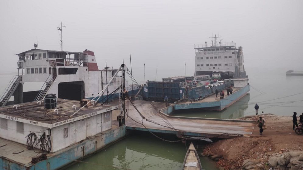 ঘন কুয়াশায় দৌলতদিয়া-পাটুরিয়া নৌরুটে ফেরি চলাচল বন্ধ