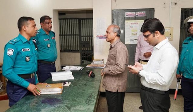 স্বরাষ্ট্র উপদেষ্টার রাজধানীর ৪টি থানা পরিদর্শন, আইনশৃঙ্খলা বাহিনীকে সবসময় সজাগ ও সতর্ক থাকার নির্দেশ