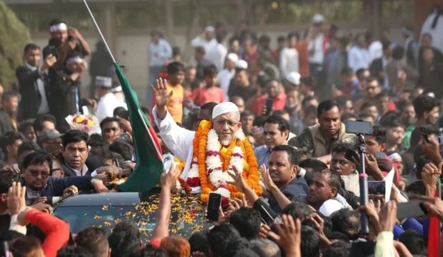 ১৭ বছর পর নেত্রকোনার মাটিতে পা রাখলেন বাবর