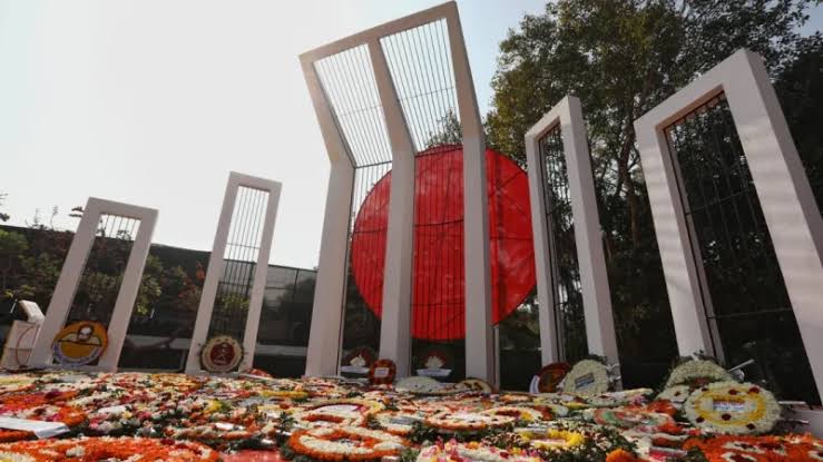 শ্রদ্ধার ফুলে ভরে উঠেছে সারা দেশের শহীদ মিনার