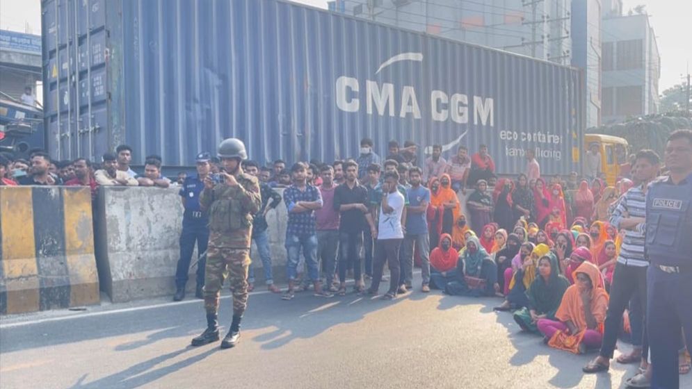 কালিয়াকৈরে বেতন ও ঈদ বোনাস দাবিতে শ্রমিক বিক্ষোভ