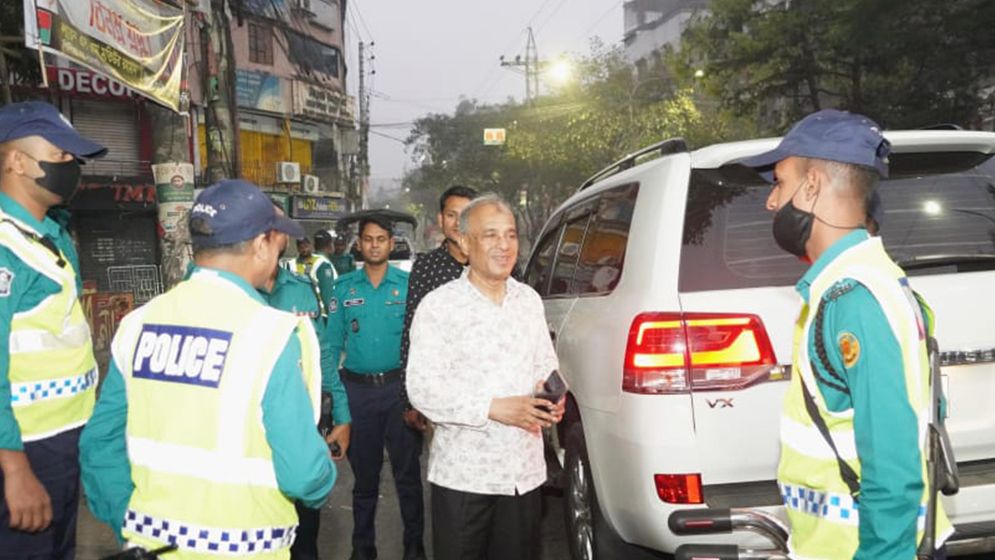 ভোরে স্বরাষ্ট্র উপদেষ্টার আকস্মিক থানা পরিদর্শন