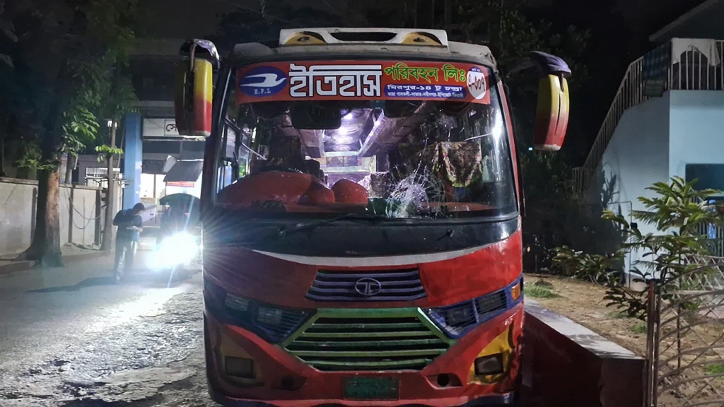 সাভারে চলন্ত বাসে ছিনতাই