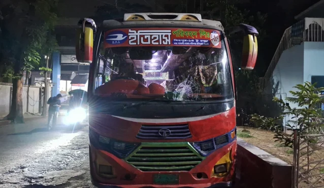সাভারে চলন্ত বাসে ছিনতাই