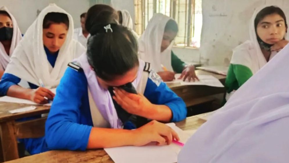 বাবার লাশ বাড়িতে রেখে পরীক্ষায় বসল শিক্ষার্থী