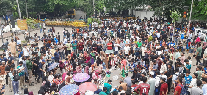 আমরা শিক্ষার্থীদের শ্রেণিকক্ষে চাই রাস্তায় নয়