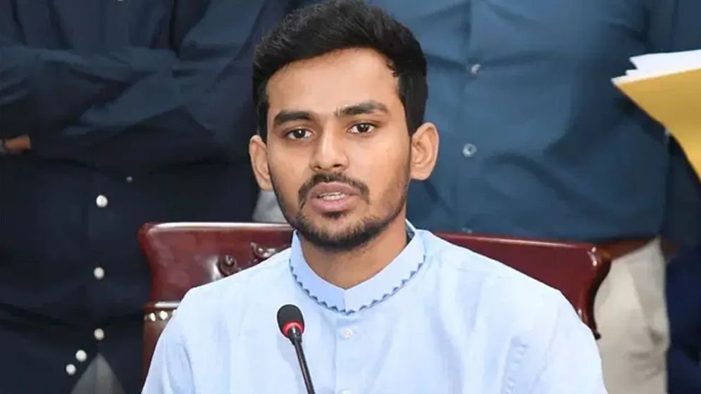 ব্যাগে মিলল ম্যাগাজিন, যে ব্যাখ্যা দিলেন উপদেষ্টা আসিফ