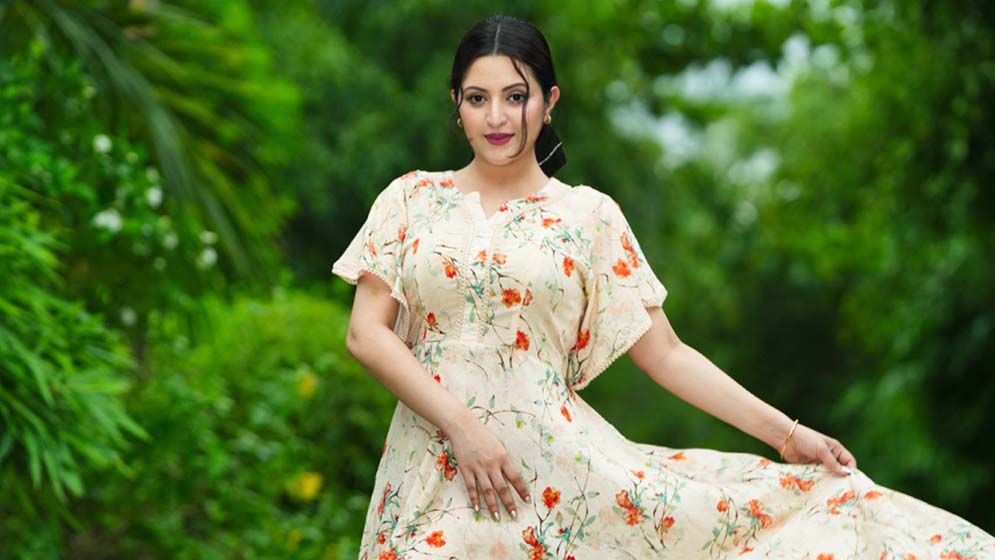 নানাবাড়িতে পরীমনির ঈদ, কুড়ালেন আম